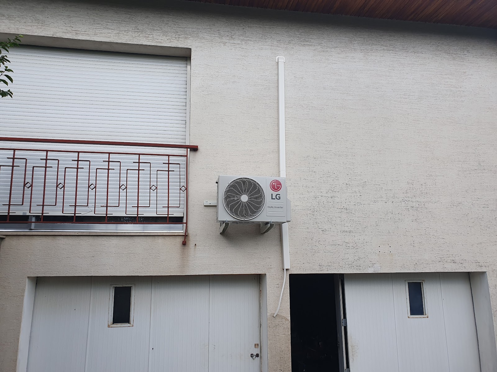 Climatiseur LG installé en façade avec goulotte peinte