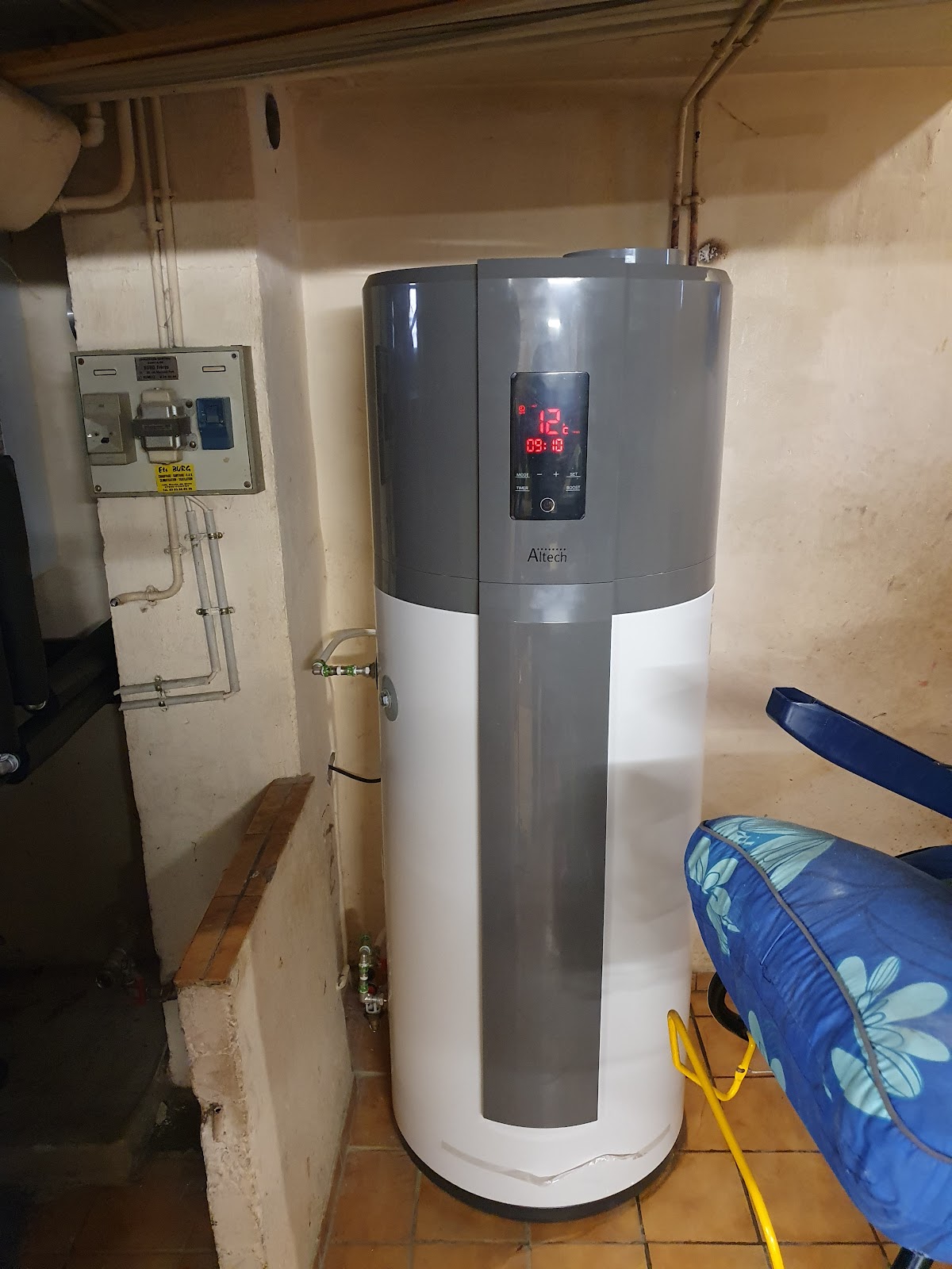 Chauffe-eau thermodynamique Altech installé en sous-sol
