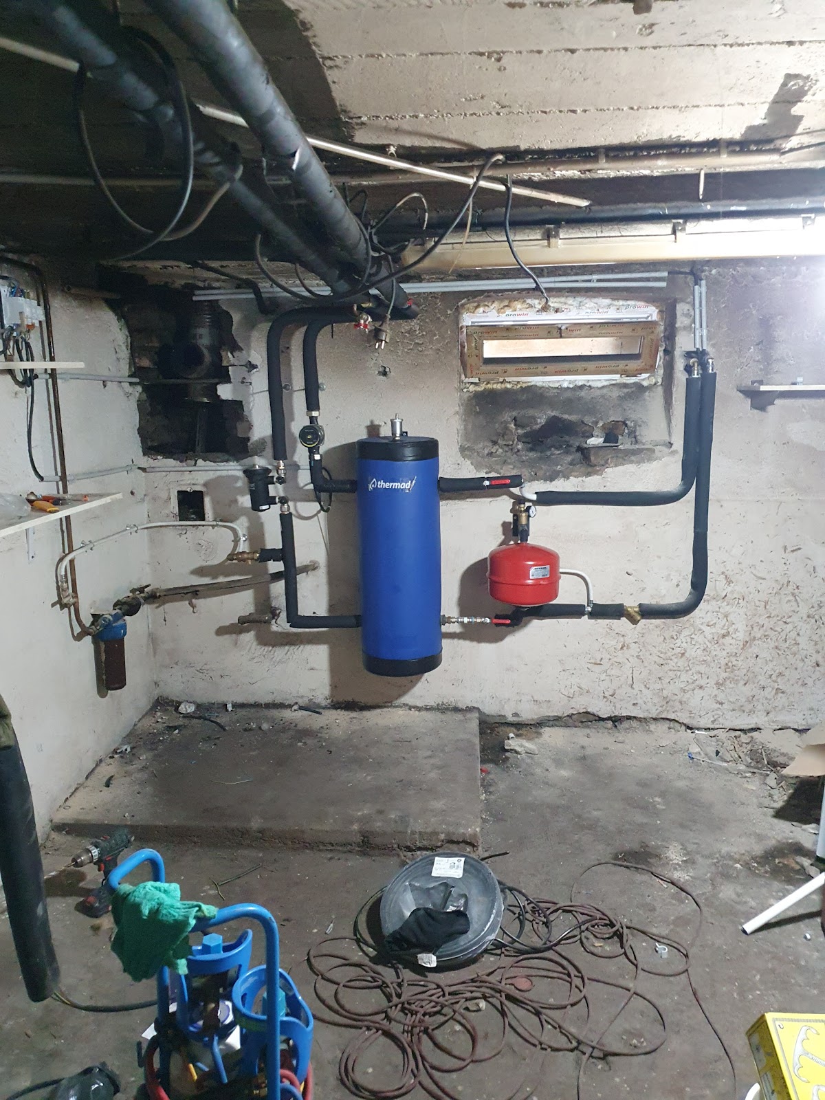 Installation hydraulique avec bouteille de découplage en cave